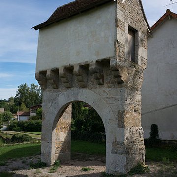 Pigeonnier porche à Lavergne
