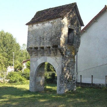 Pigeonnier porche à Lavergne