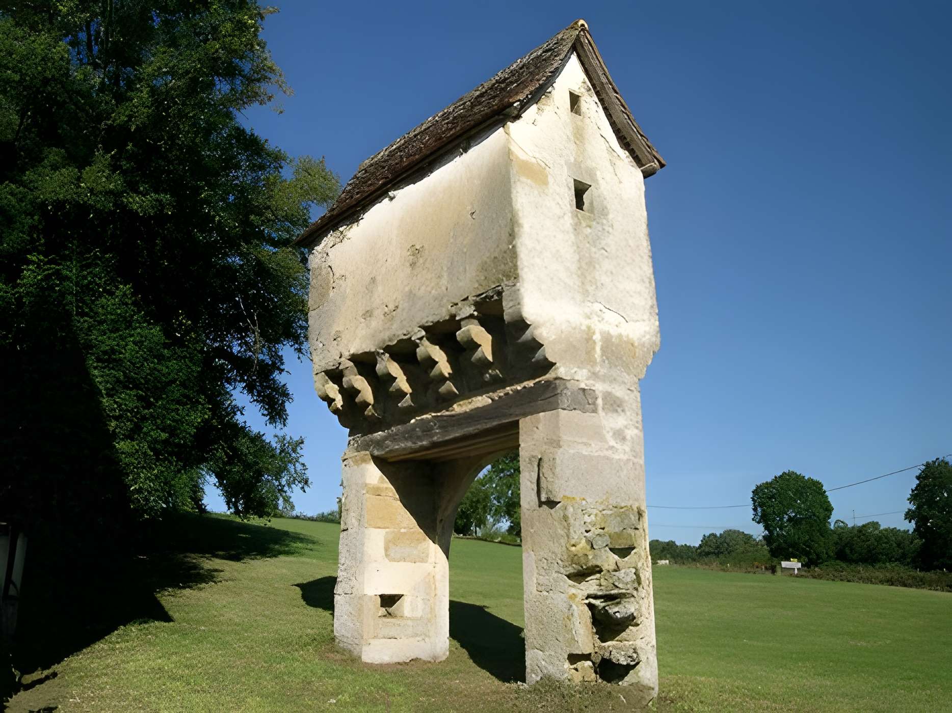 Pigeonnier porche à Lavergne 