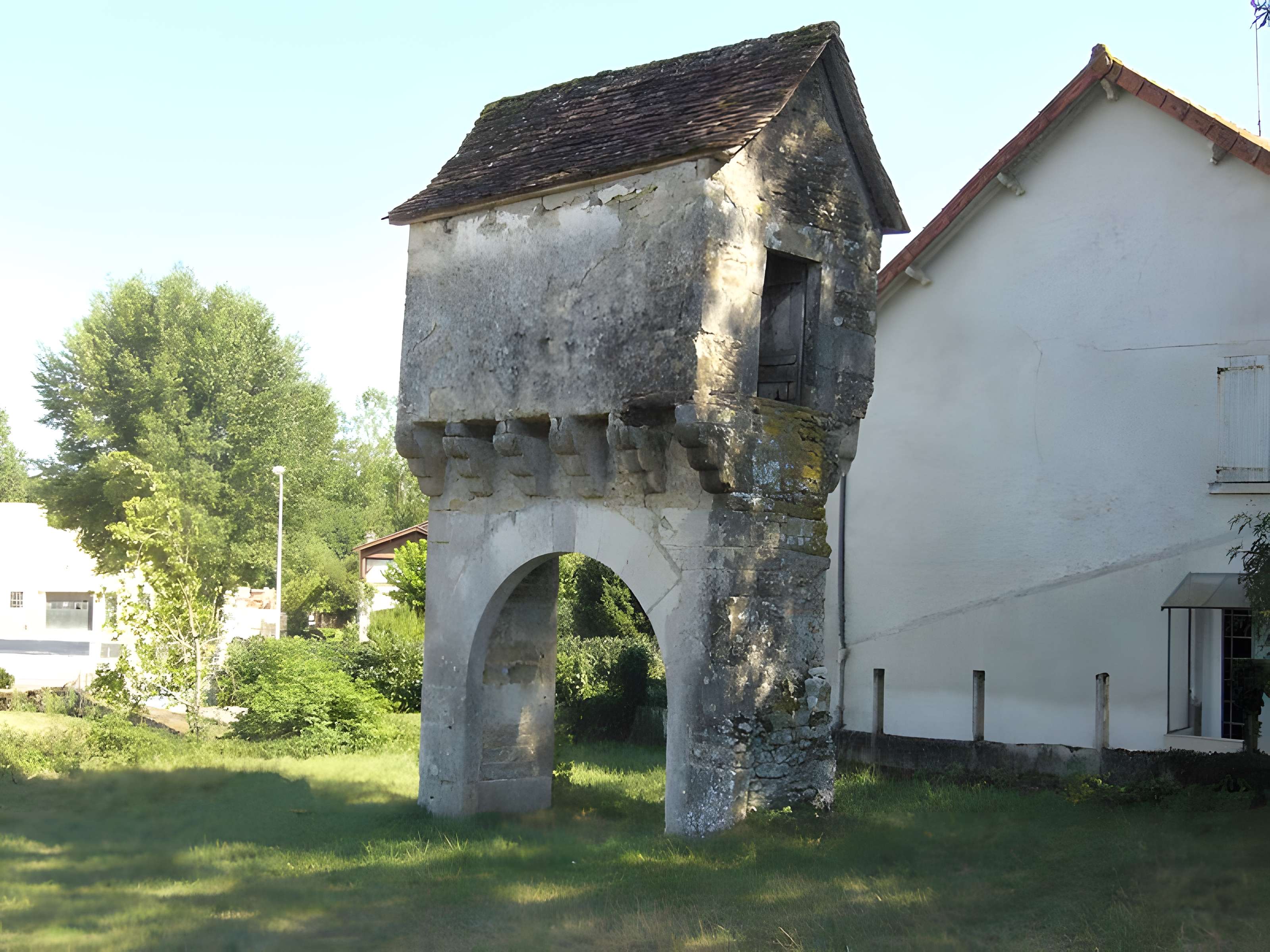 Pigeonnier porche à Lavergne