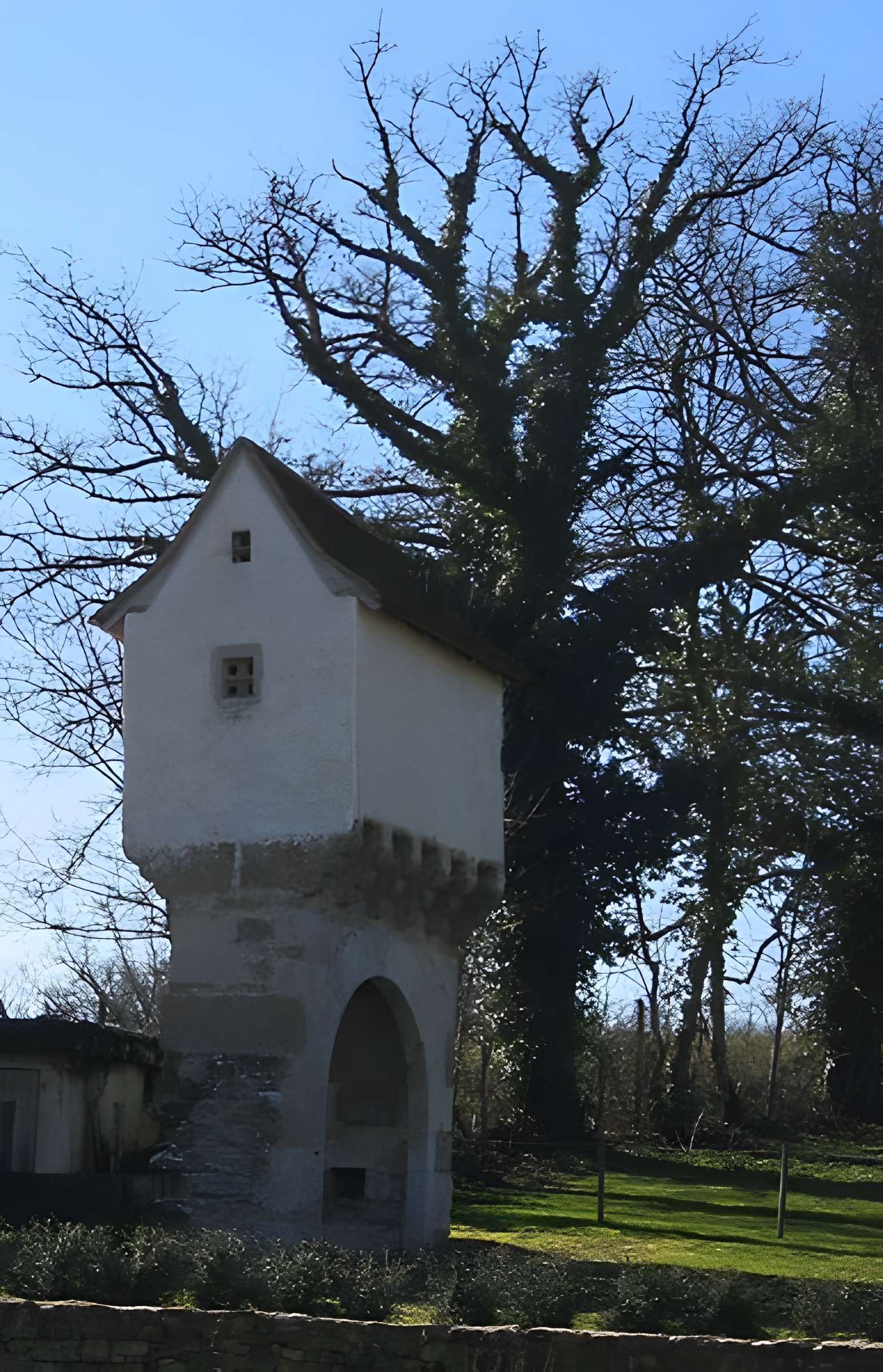 Pigeonnier porche à Lavergne