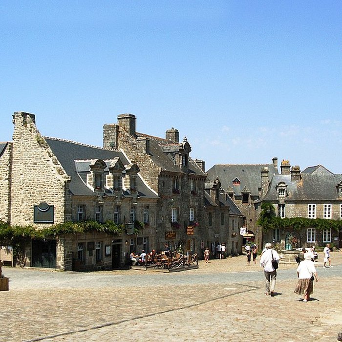 Photo de Place de lÉglise et ses maisons à Locronan