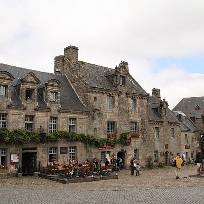 Photo de Place de lÉglise et ses maisons à Locronan