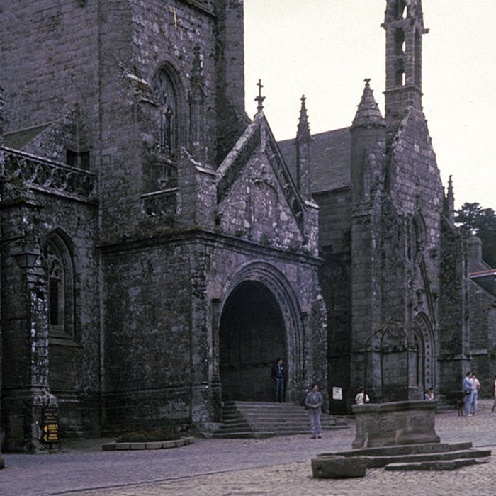 Photo de Place de lÉglise et ses maisons à Locronan