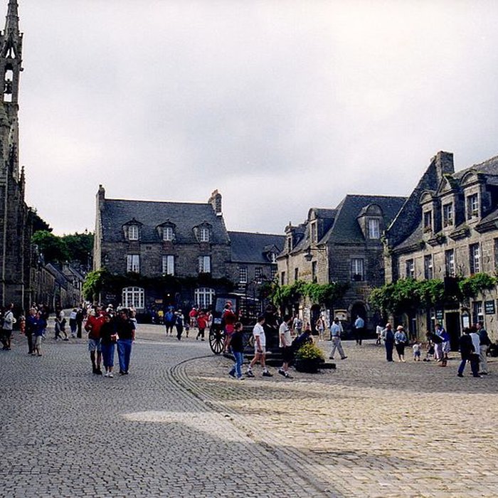 Photo de Place de lÉglise et ses maisons à Locronan