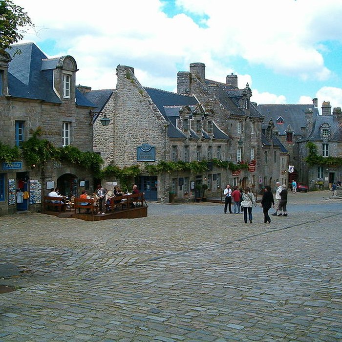 Photo de Place de lÉglise et ses maisons à Locronan