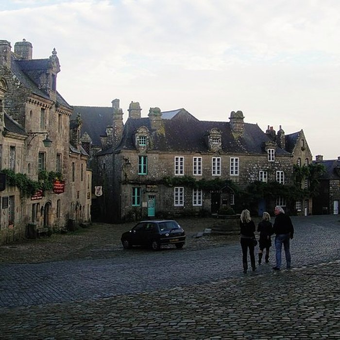 Photo de Place de lÉglise et ses maisons à Locronan