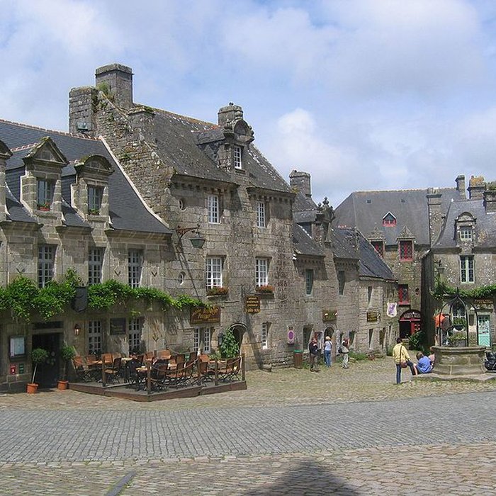 Photo de Place de lÉglise et ses maisons à Locronan