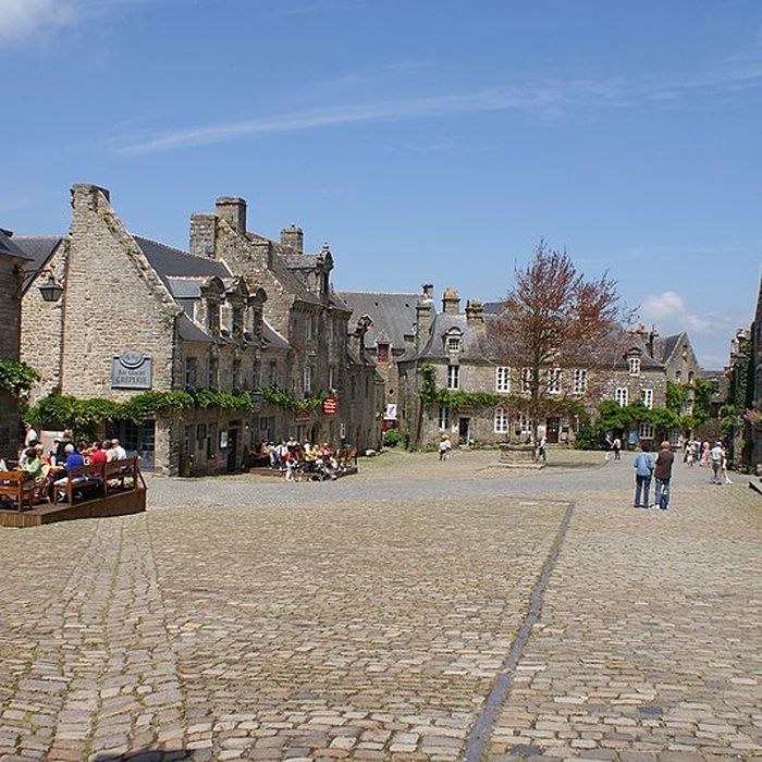 Photo de Place de lÉglise et ses maisons à Locronan