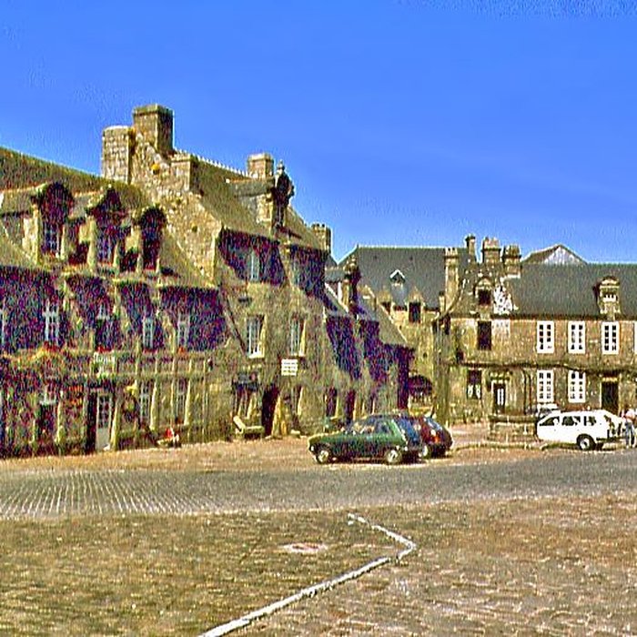 Photo de Place de lÉglise et ses maisons à Locronan