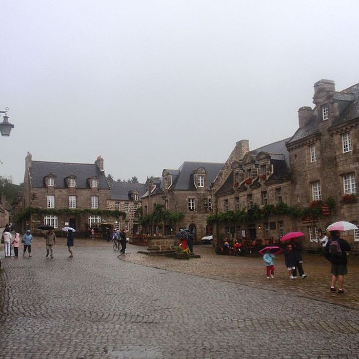 Photo de Place de lÉglise et ses maisons à Locronan