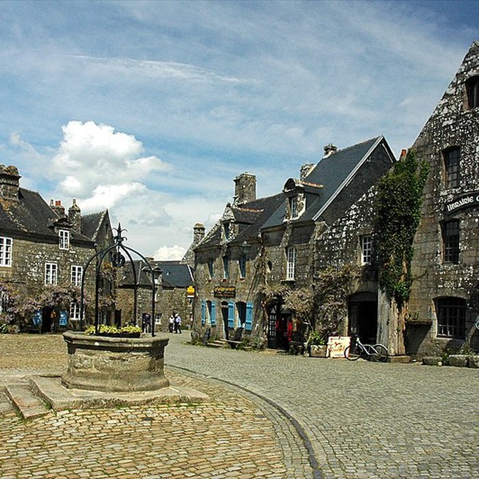 Photo de Place de lÉglise et ses maisons à Locronan