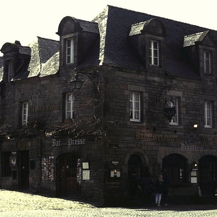 Photo de Place de lÉglise et ses maisons à Locronan