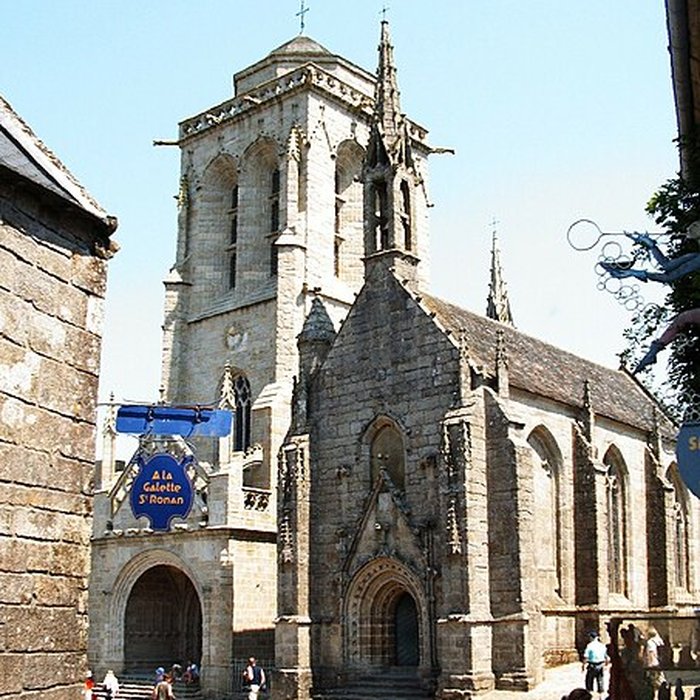 Photo de Place de lÉglise et ses maisons à Locronan
