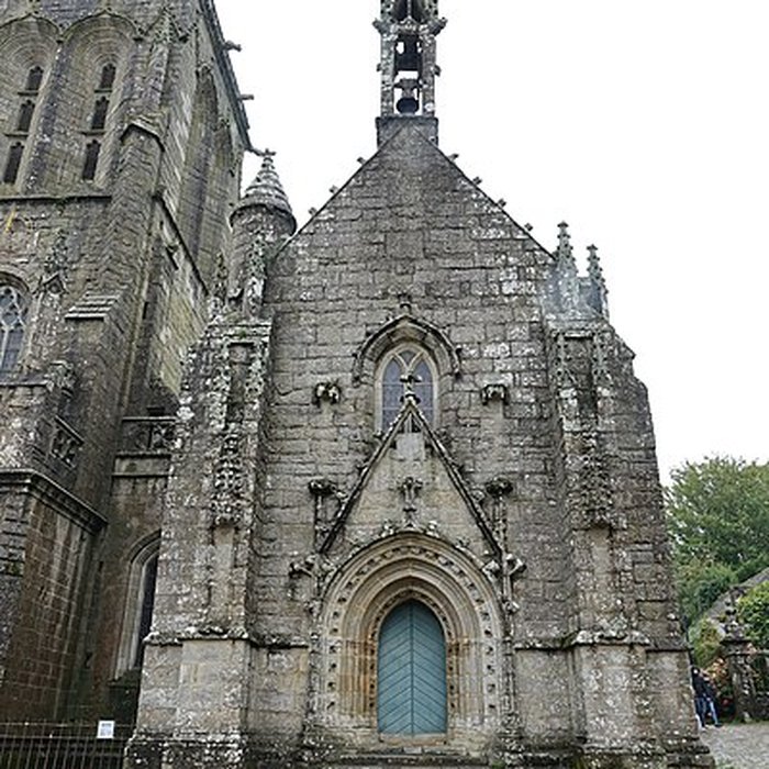 Photo de Place de lÉglise et ses maisons à Locronan