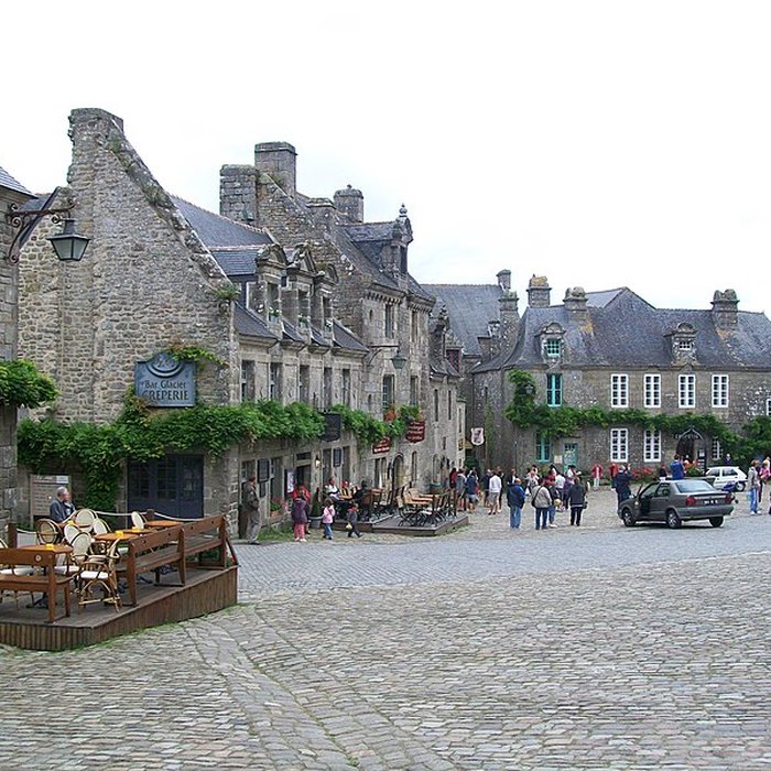 Photo de Place de lÉglise et ses maisons à Locronan