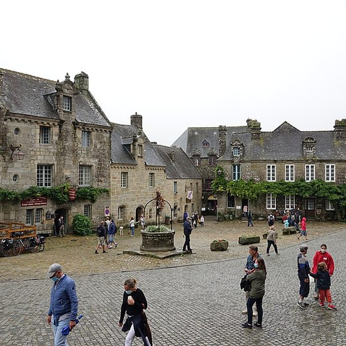 Photo de Place de lÉglise et ses maisons à Locronan