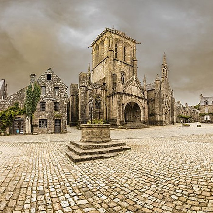 Photo de Place de lÉglise et ses maisons à Locronan