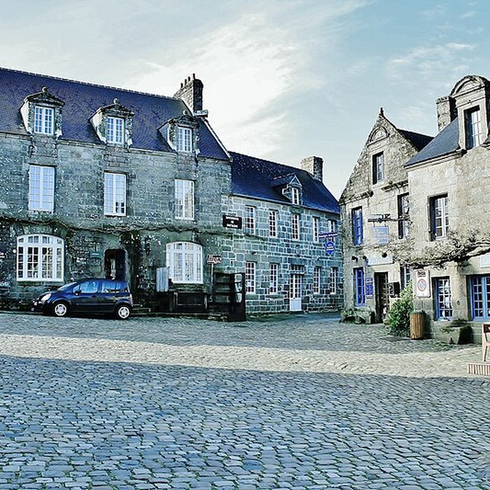 Photo de Place de lÉglise et ses maisons à Locronan