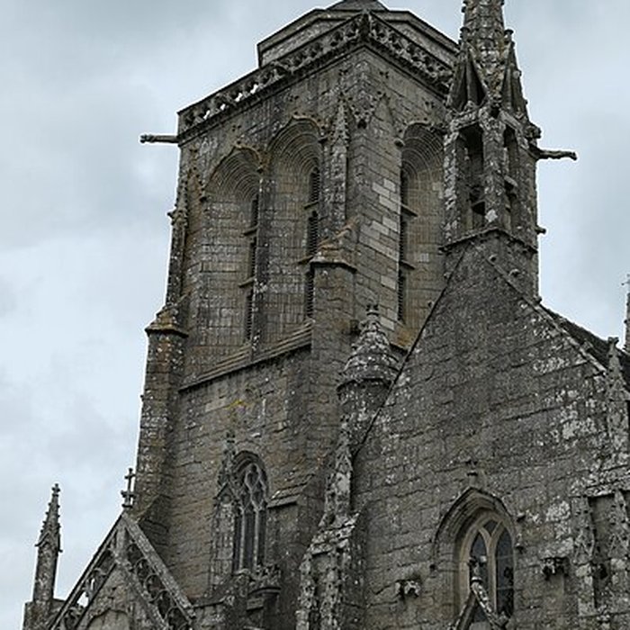 Photo de Place de lÉglise et ses maisons à Locronan
