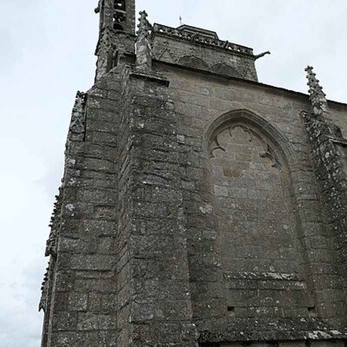 Photo de Place de lÉglise et ses maisons à Locronan
