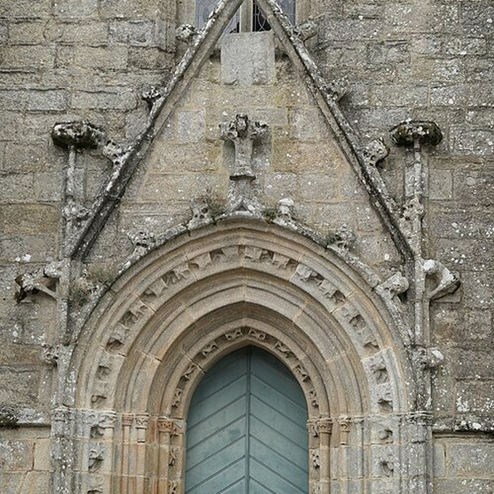 Photo de Place de lÉglise et ses maisons à Locronan