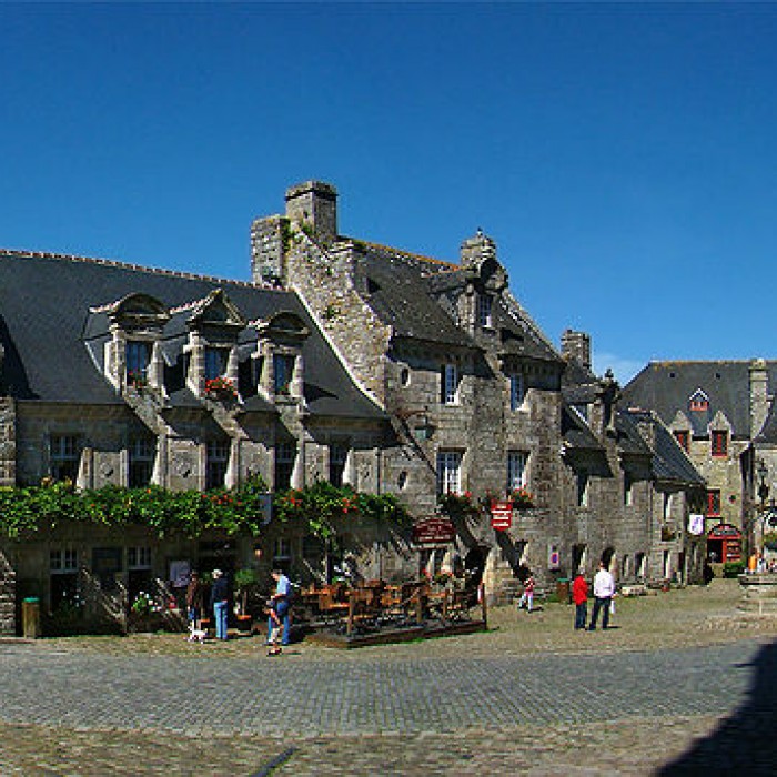 Photo de Place de lÉglise et ses maisons à Locronan
