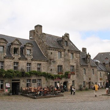 Place de lÉglise et ses maisons à Locronan
