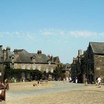Place de lÉglise et ses maisons à Locronan