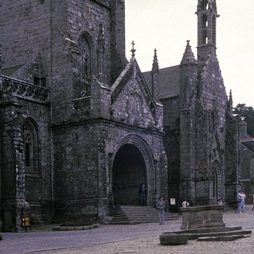 Place de lÉglise et ses maisons à Locronan