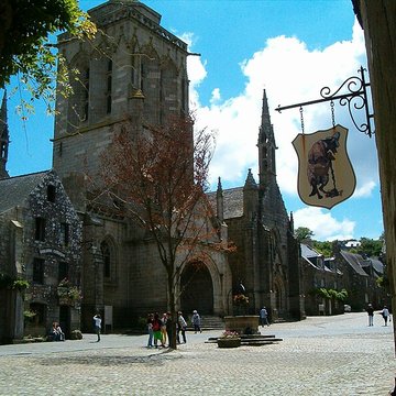 Place de lÉglise et ses maisons à Locronan