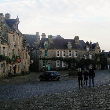Place de lÉglise et ses maisons à Locronan