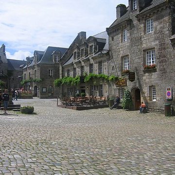 Place de lÉglise et ses maisons à Locronan