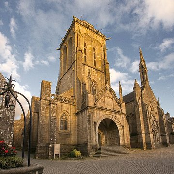 Place de lÉglise et ses maisons à Locronan