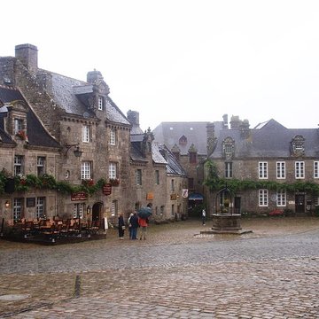Place de lÉglise et ses maisons à Locronan