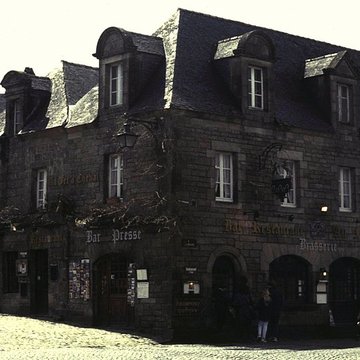 Place de lÉglise et ses maisons à Locronan