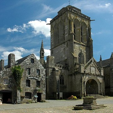 Place de lÉglise et ses maisons à Locronan