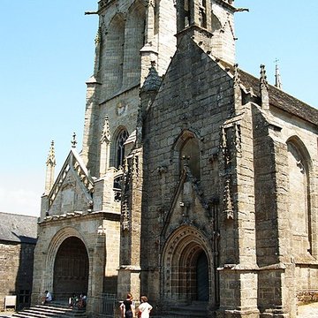 Place de lÉglise et ses maisons à Locronan
