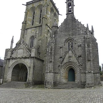 Place de lÉglise et ses maisons à Locronan