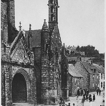 Place de lÉglise et ses maisons à Locronan