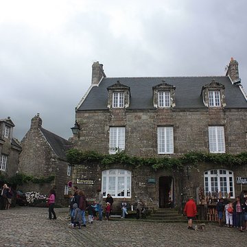Place de lÉglise et ses maisons à Locronan