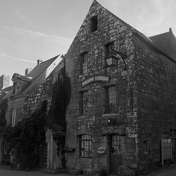 Place de lÉglise et ses maisons à Locronan