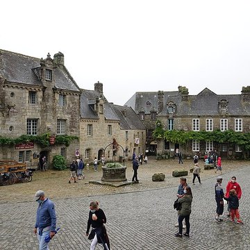 Place de lÉglise et ses maisons à Locronan