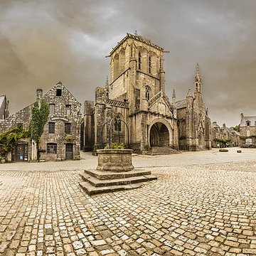 Place de lÉglise et ses maisons à Locronan