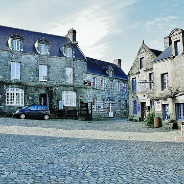 Place de lÉglise et ses maisons à Locronan
