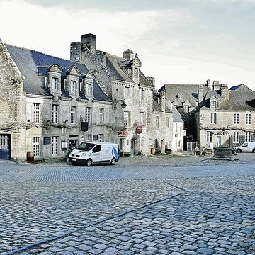 Place de lÉglise et ses maisons à Locronan