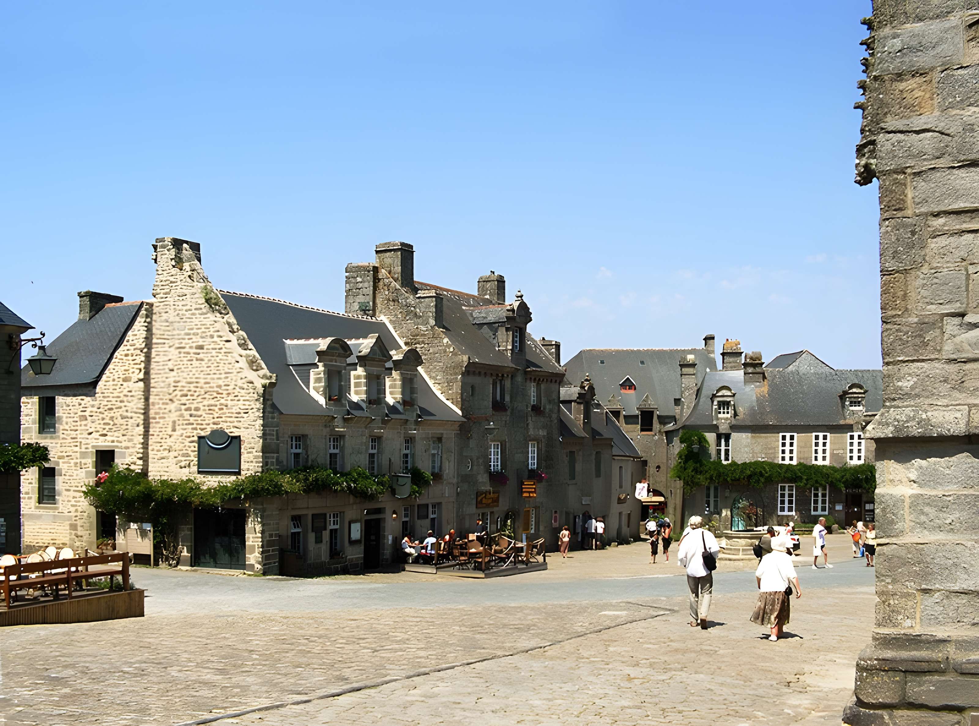 Place de l'Église et ses maisons à Locronan
