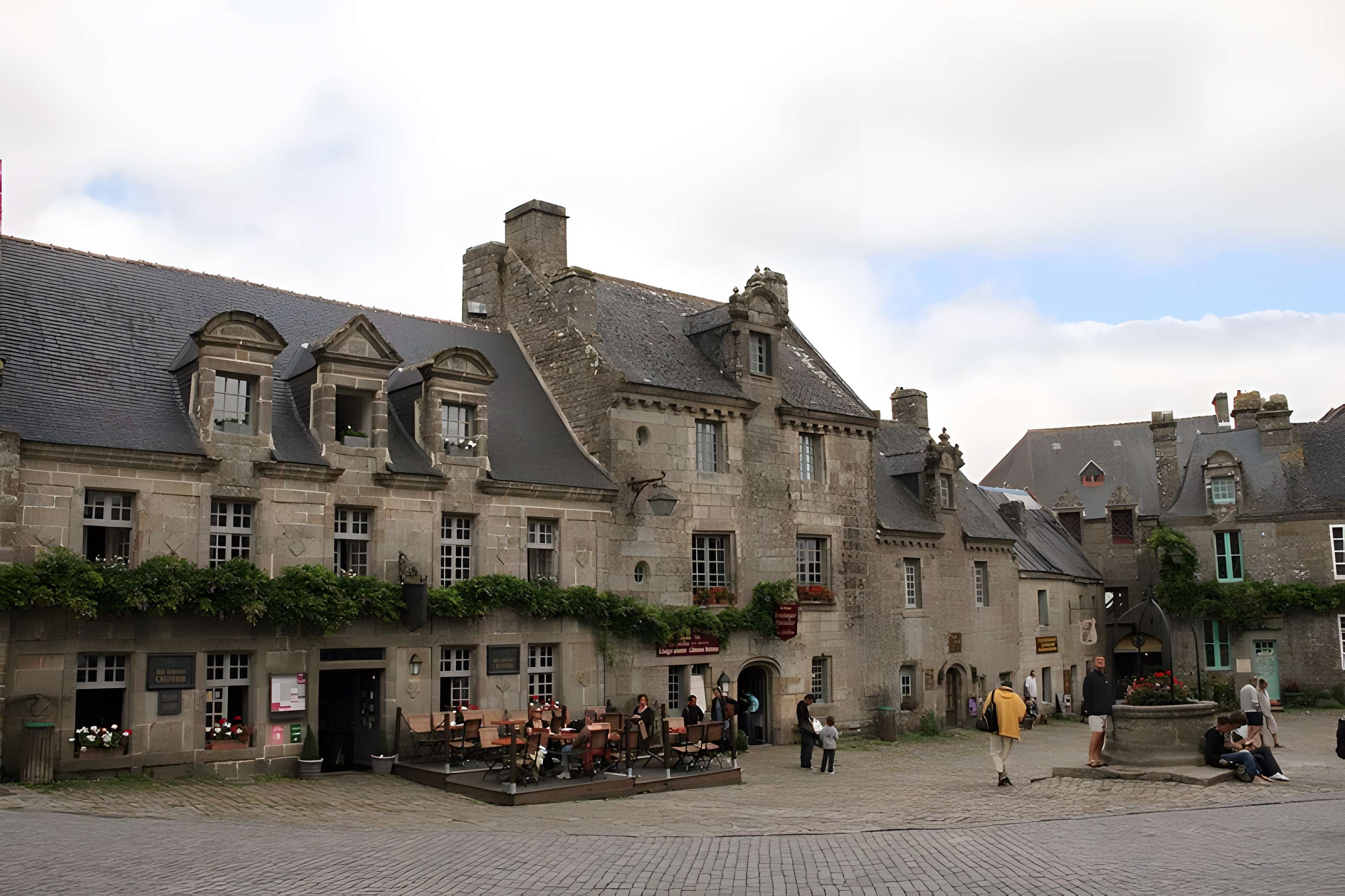 Place de l'Église et ses maisons à Locronan