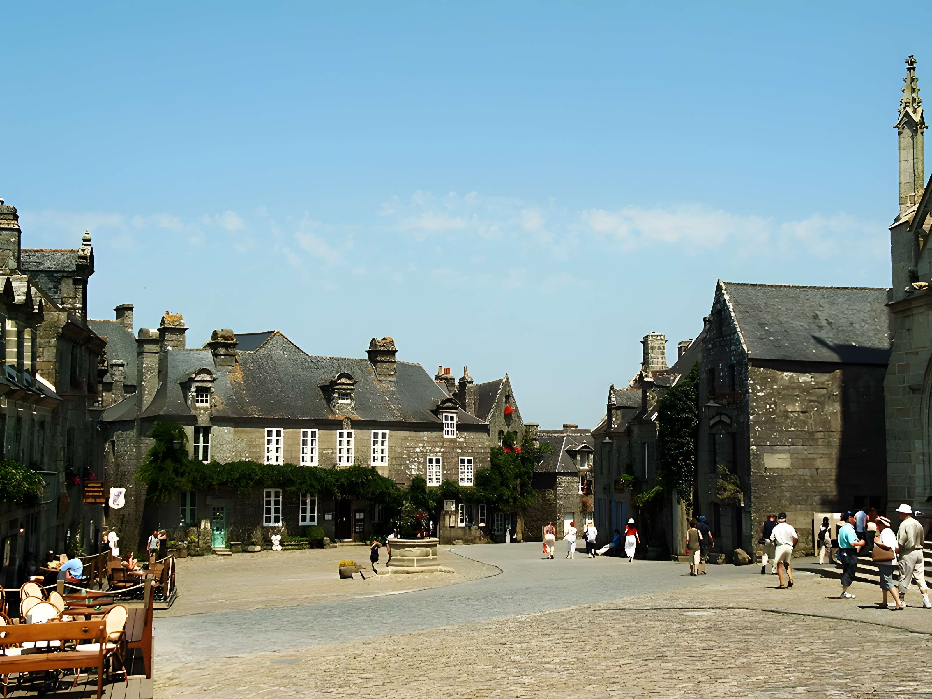 Place de l'Église et ses maisons à Locronan