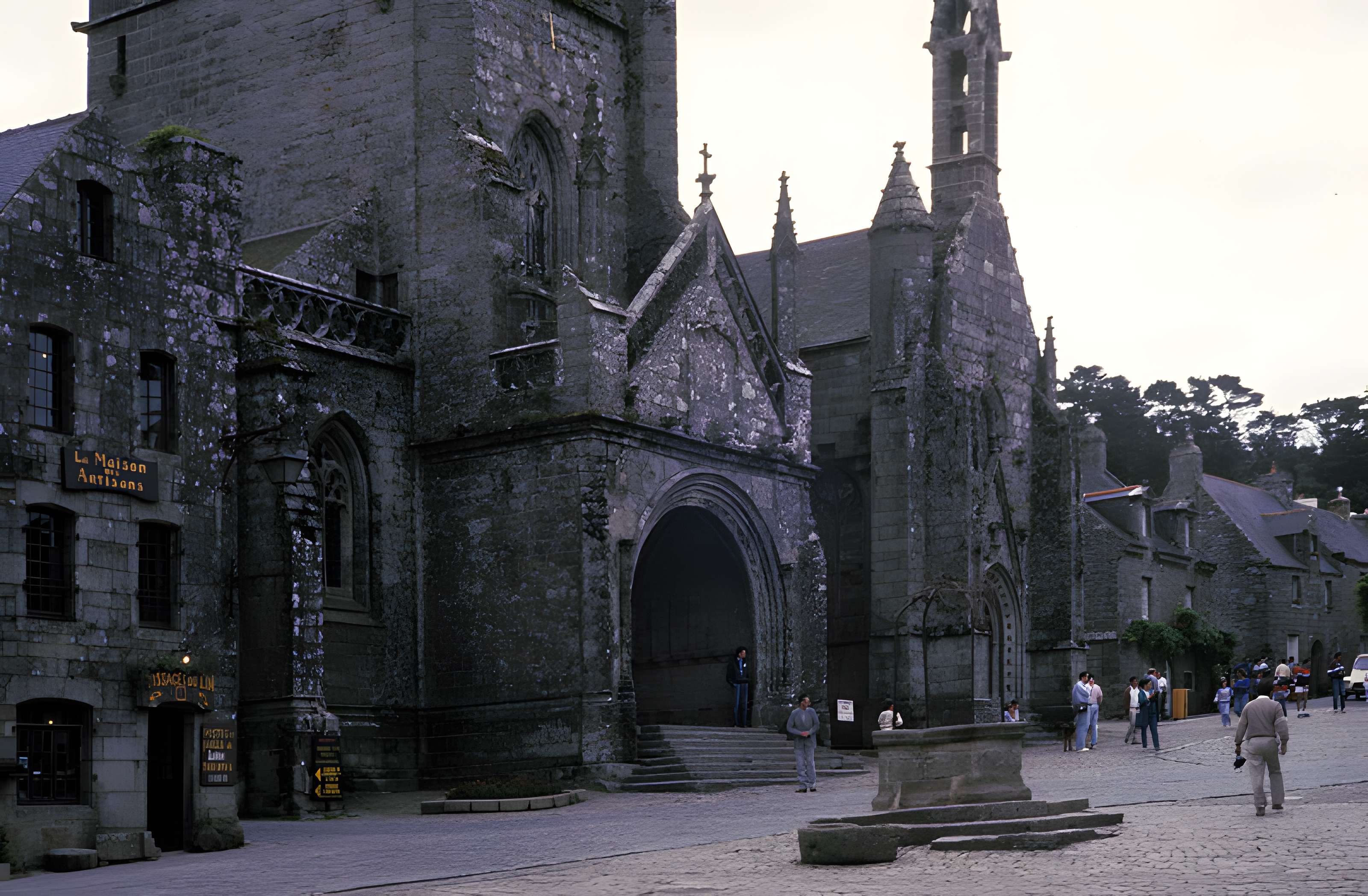 Place de l'Église et ses maisons à Locronan